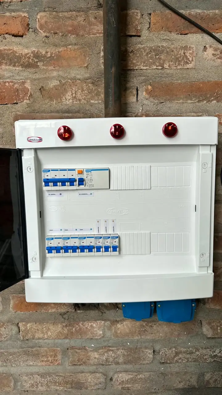 Tablero trifásico nuevo instalado sobre la pared de ladrillo