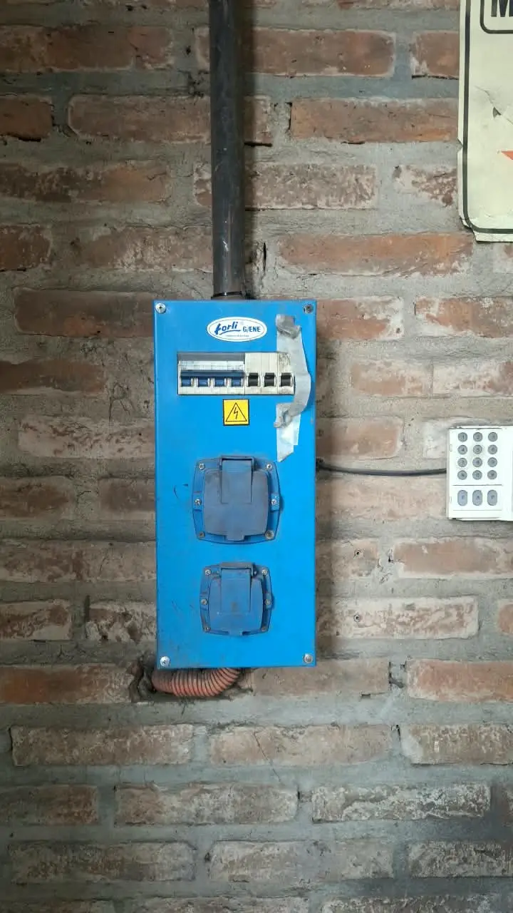 Tablero original: una caja plástica azul con pocas protecciones