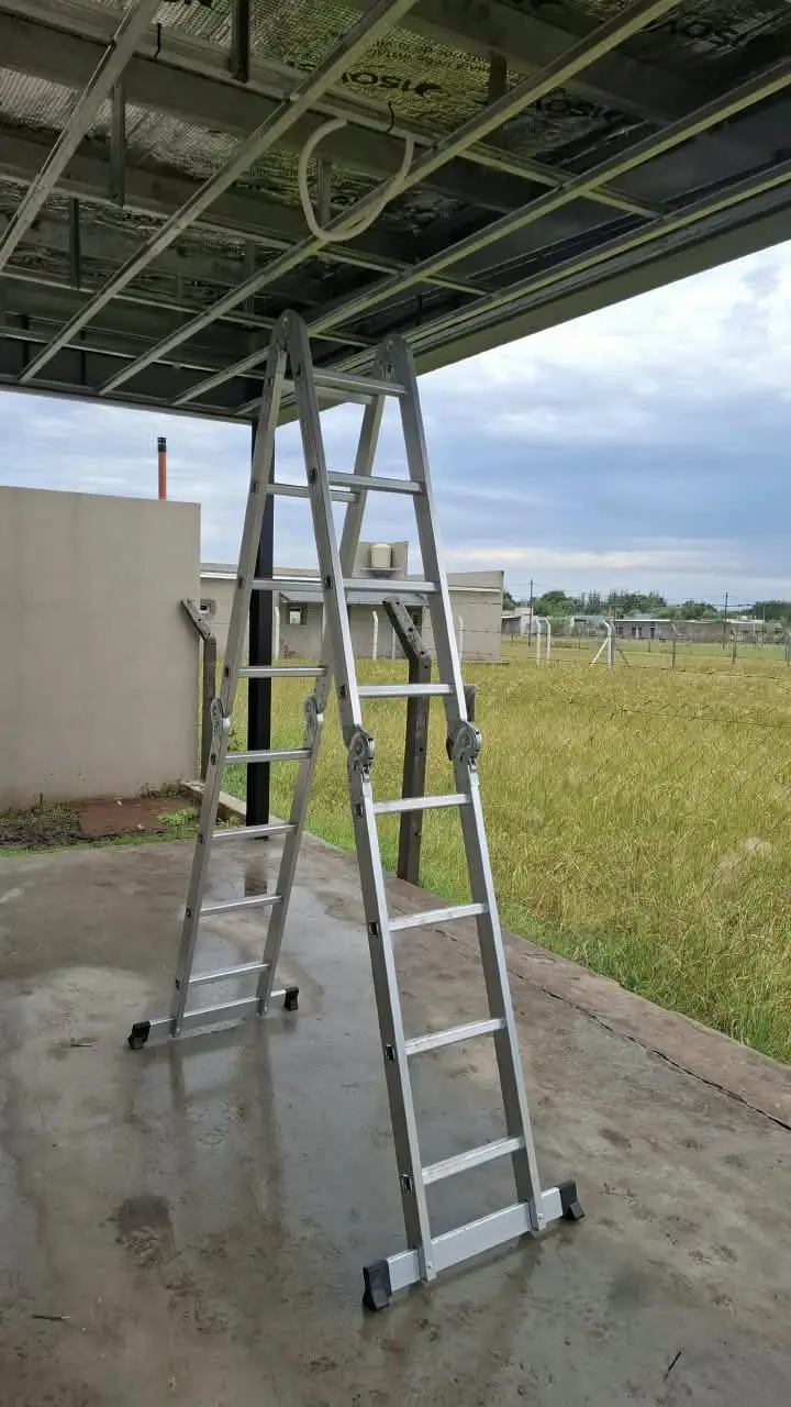 La estructura del techo durante el cableado, con la escalera de trabajo