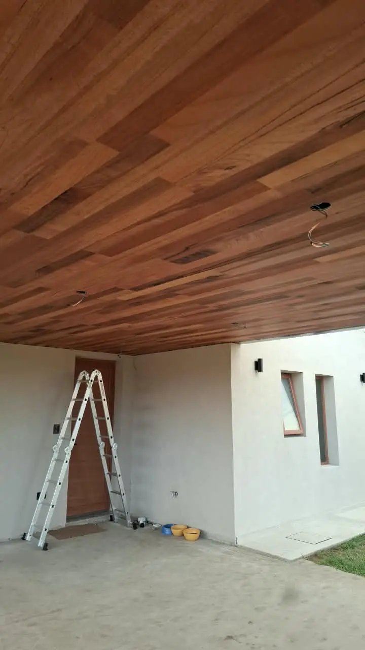 Cielorraso de madera terminado, con las dicroicas colocadas