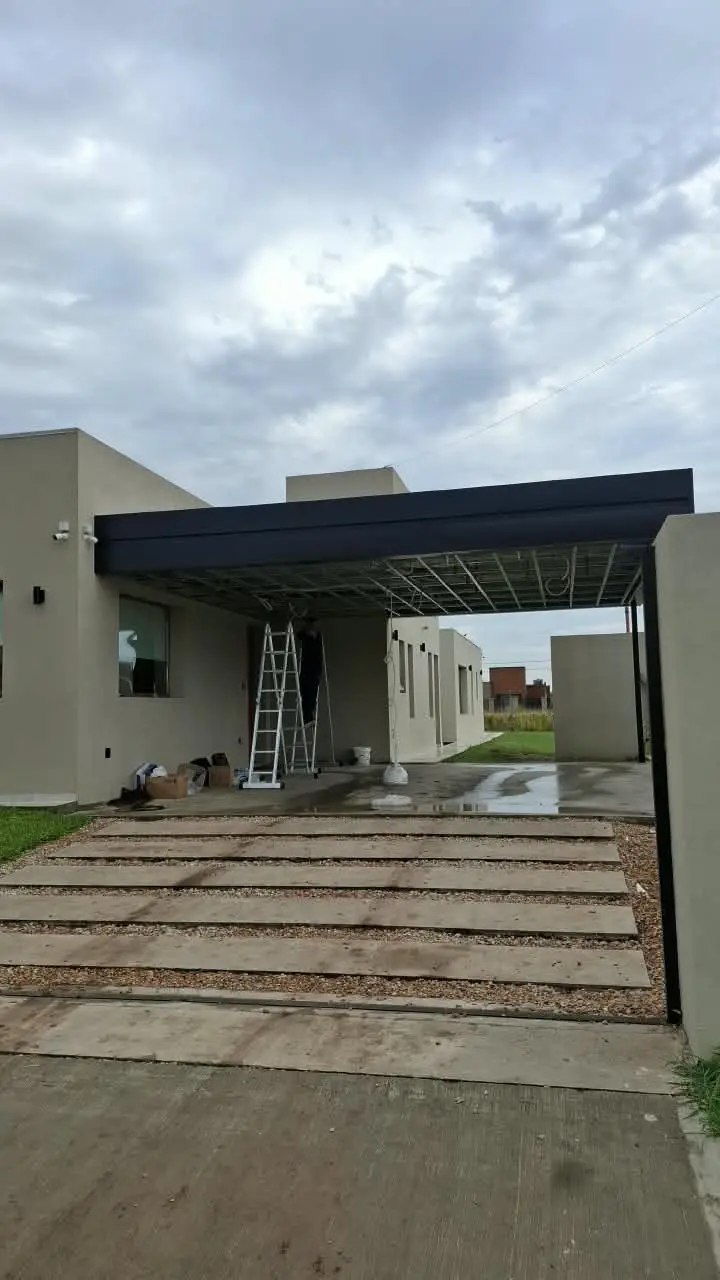 Frente de la casa con el garage en obra, antes del cielorraso