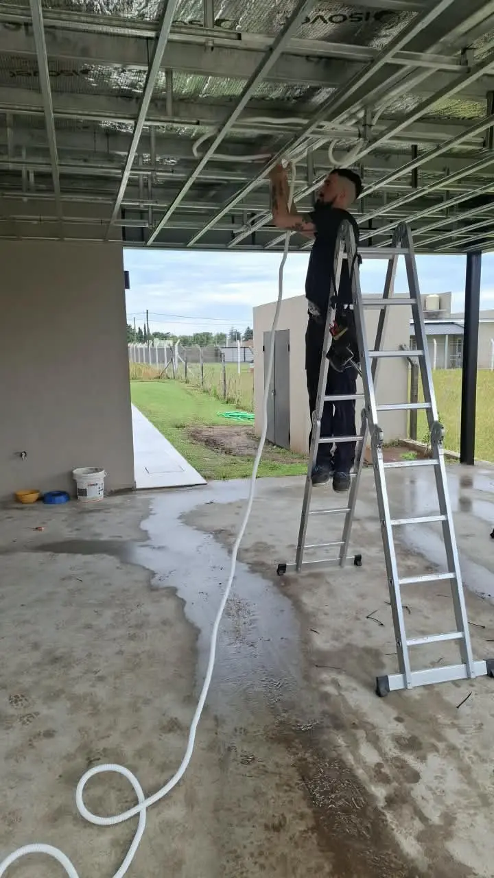 Tendido de cañerías y cableado en la estructura metálica del garage