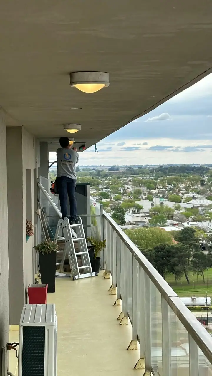 Balcón del departamento con los plafones exteriores y la escalera de trabajo