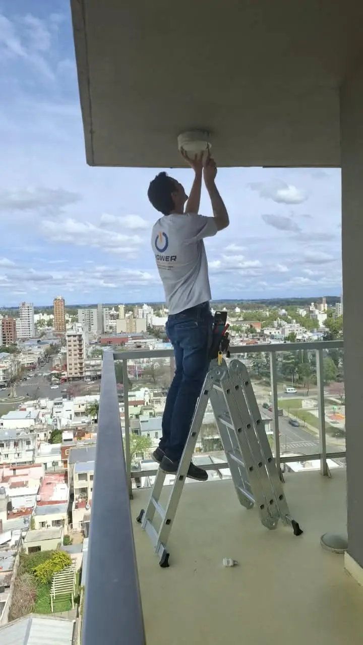 Trabajo en altura en el balcón, con vista a la ciudad
